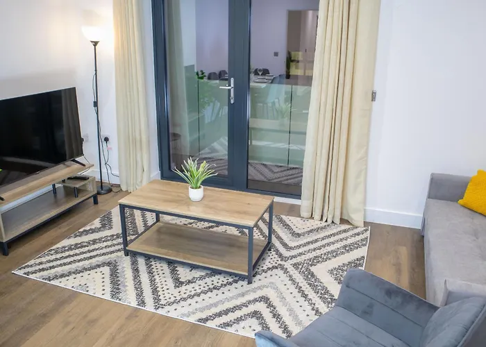 Central 2 Bed 2 Bath Apartment Near Brighton College, Beach, Hospital - Long Stay Offers
