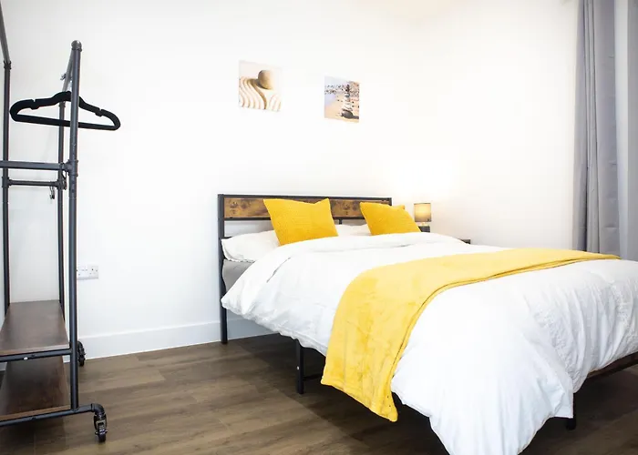 Central 2 Bed 2 Bath Apartment Near Brighton College, Beach, Hospital - Long Stay Offers