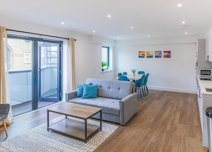 Central 2 Bed 2 Bath Apartment Near Brighton College, Beach, Hospital - Long Stay Offers