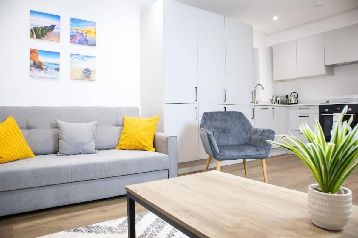 2 Bed 2 Bath Near College, Beach, Hospital - Long Offers * Hove