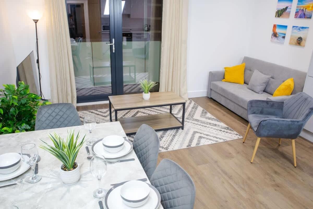 2 Bed 2 Bath Near College, Beach, Hospital - Long Offers Hove