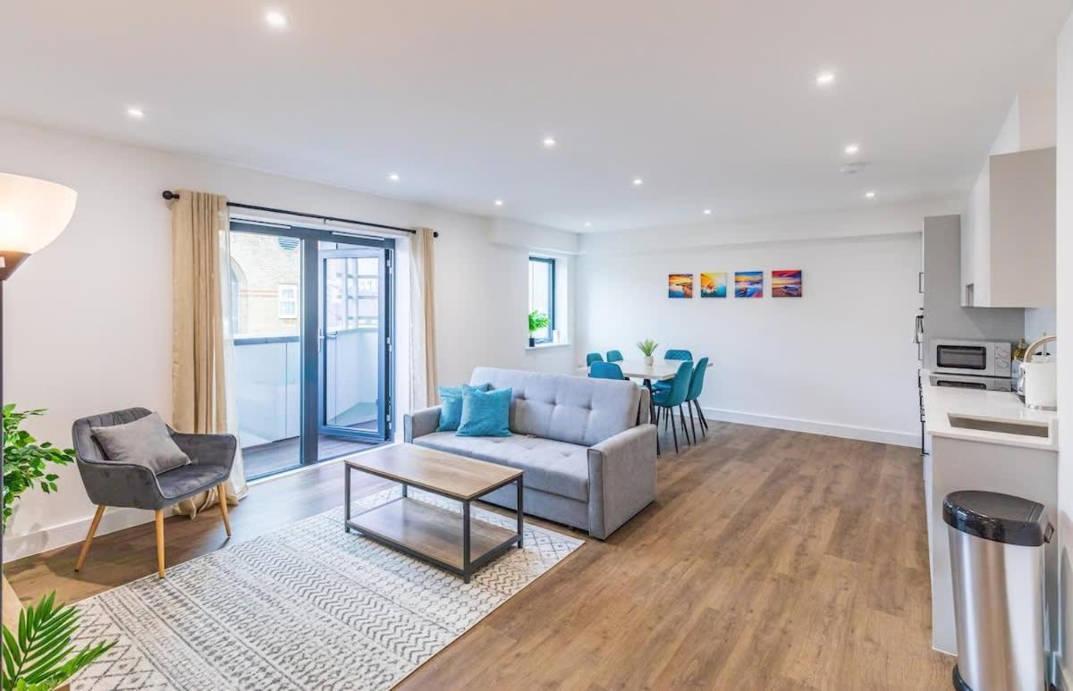 2 Bed 2 Bath Near College, Beach, Hospital - Long Offers * Hove